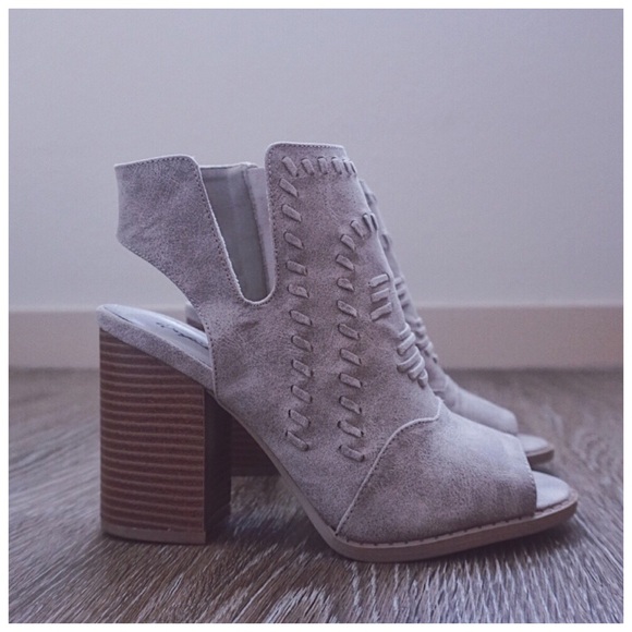 Shoes - New taupe peep-toe distressed bootie